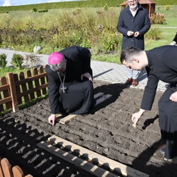 Tutaj my się stajemy.  Inauguracja “Pól Nadziei” w hospicjum Caritas w Darłowie