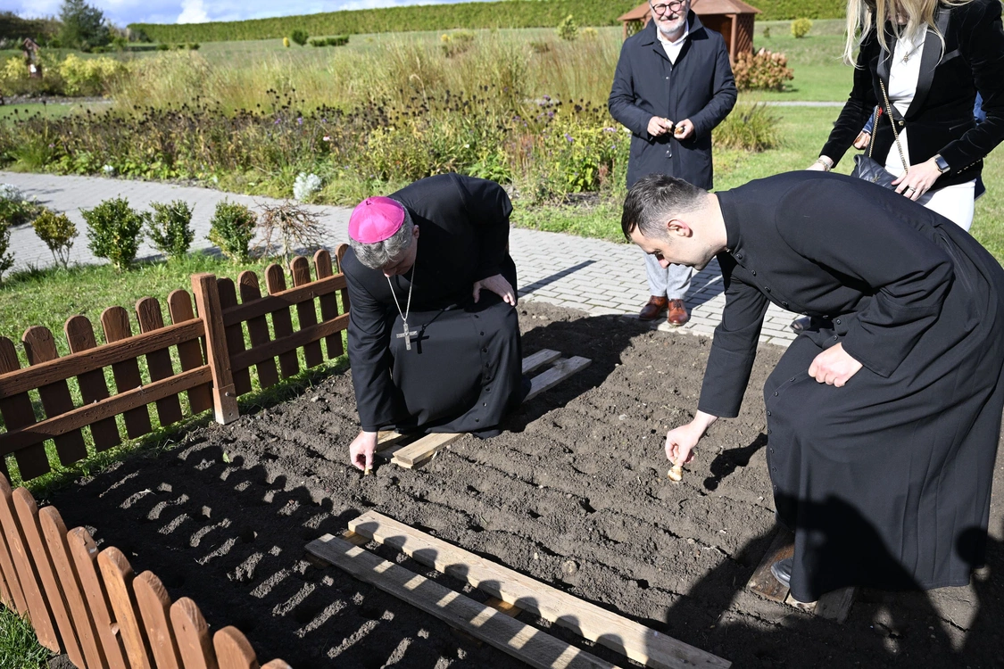 Read more about the article Tutaj my się stajemy.  Inauguracja “Pól Nadziei” w hospicjum Caritas w Darłowie